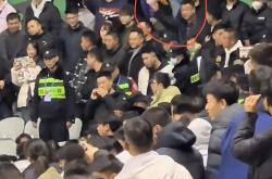 关于体育赛事引发球迷狂热，现场火爆的信息