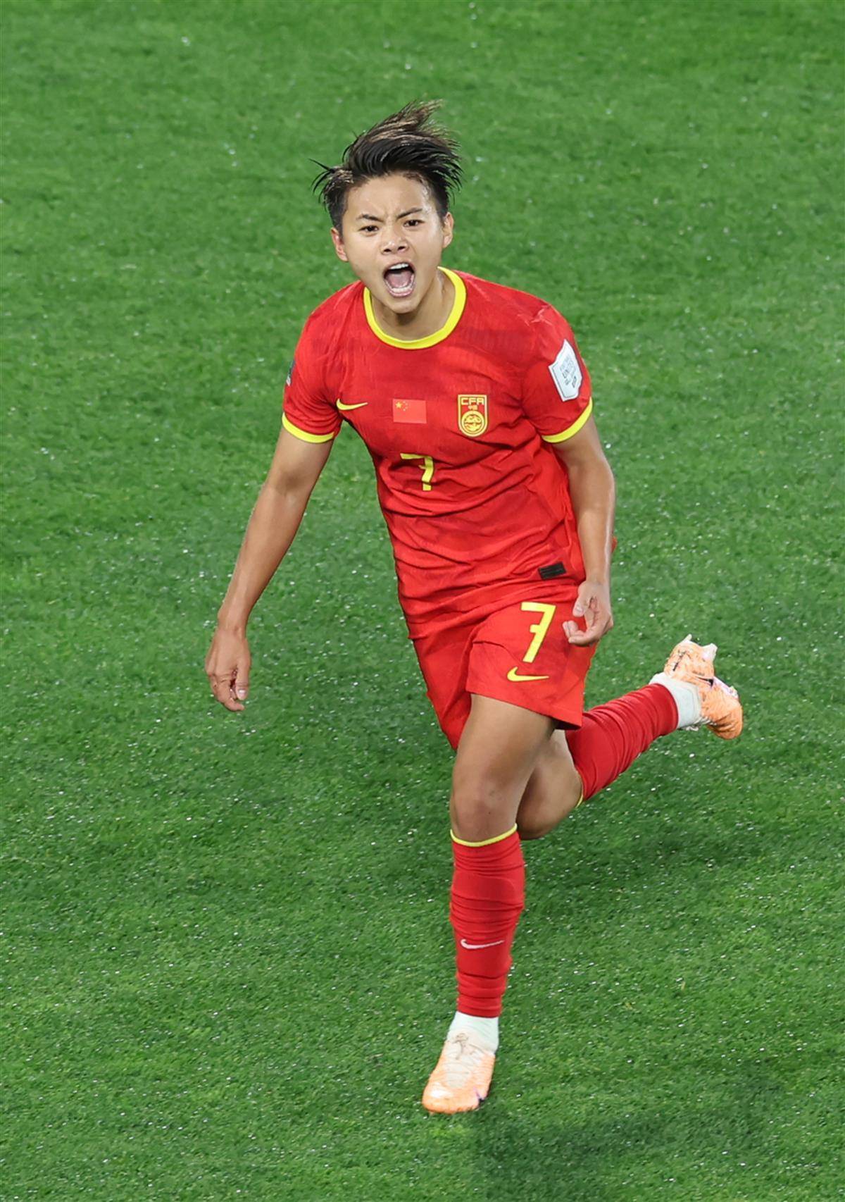 包含女足选手在国际足球场上的惊艳表现备受赞誉的词条