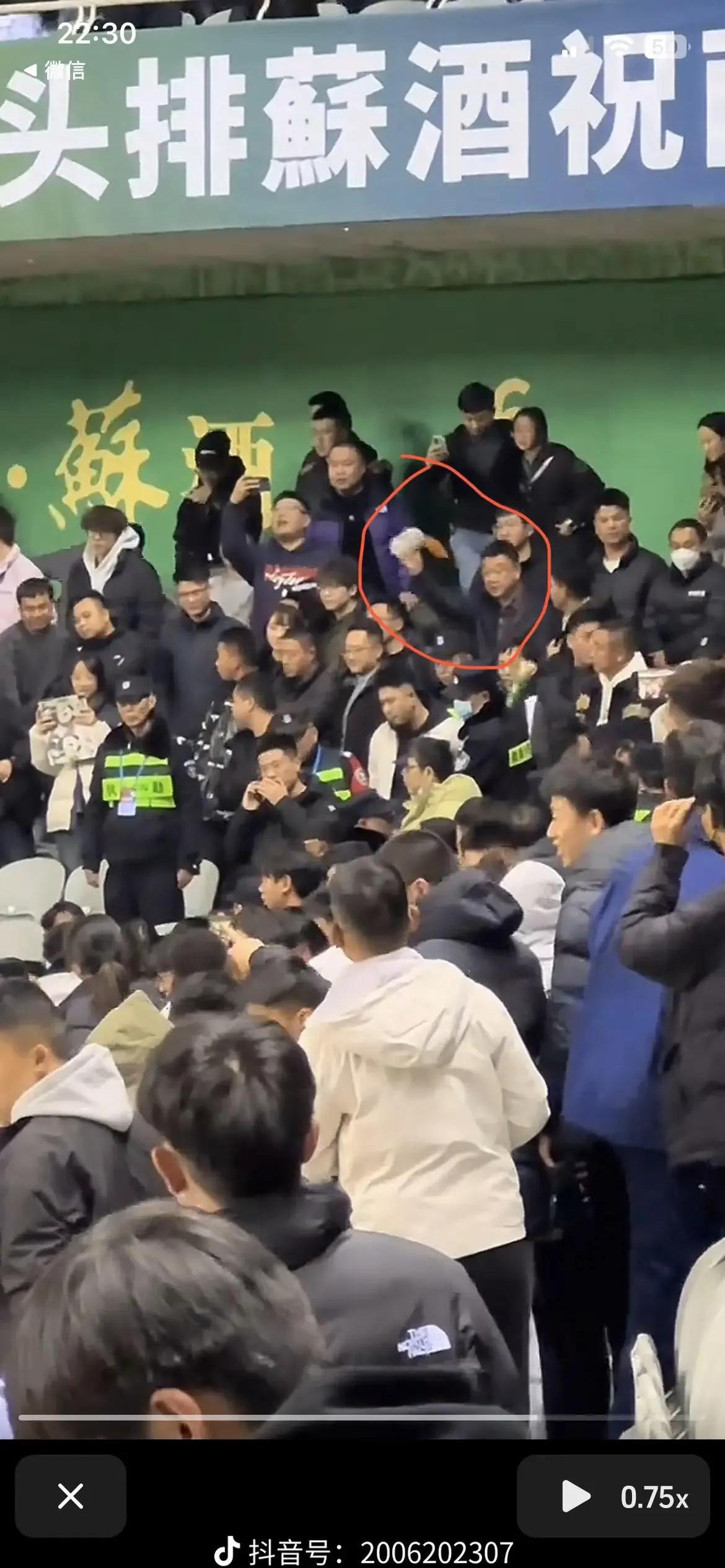 关于体育赛事引发球迷狂热，现场火爆的信息